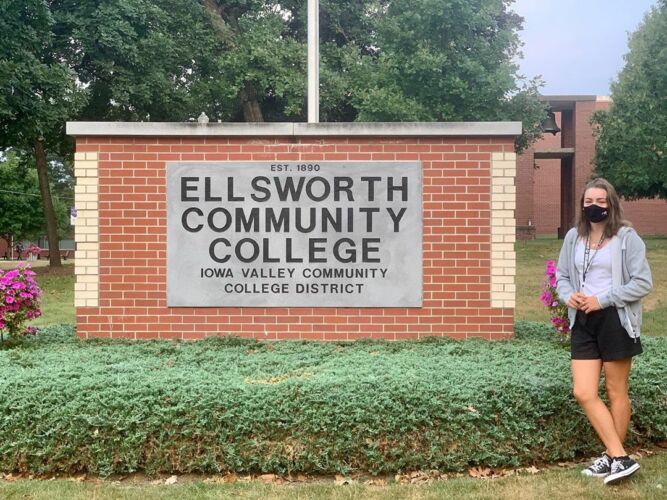 Jade devant Ellsworth Community College
