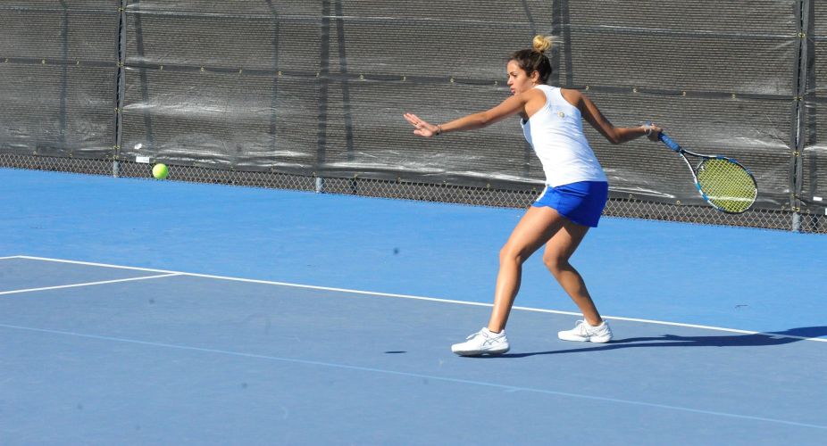 Les débuts de Yasmine sur les courts de Angelo State