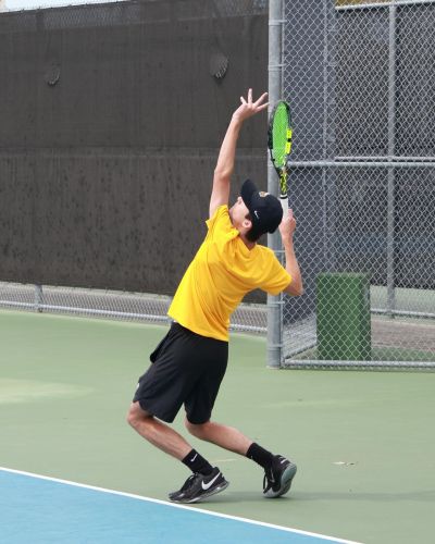 Adam a bien lancé sa saison de tennis universitaire