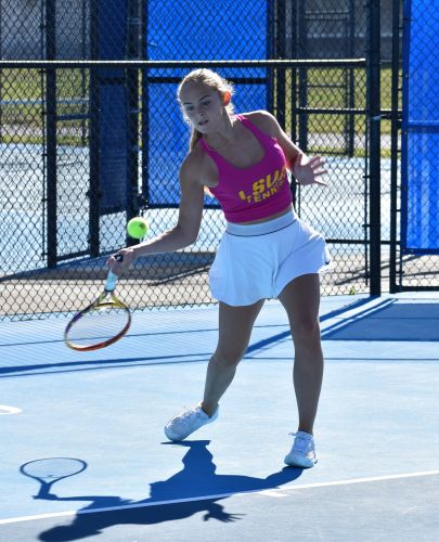 Marthe en plein match de tennis universitaire